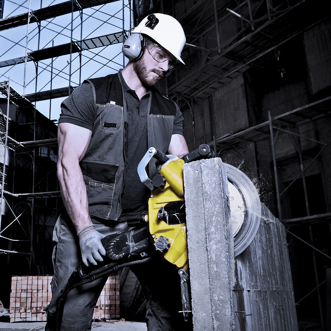 Professional using the Cutronik CT290 saw on a concrete site